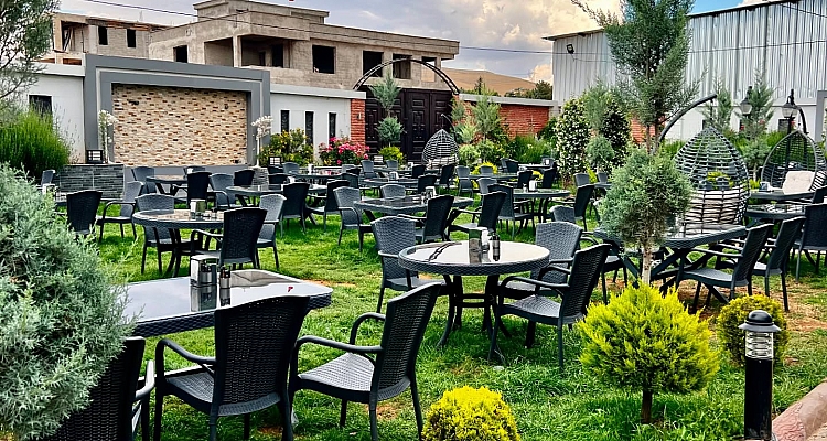Karaköprü'de Açık Havada Kahve ve Nargile Keyfinin Yeni Adresi: Laroz Lounge