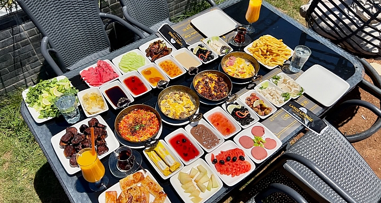 Laroz Lounge'da Açık Büfe Kahvaltı Keyfi Açık ve Kapalı Alan Seçenekleriyle Misafirlerini Bekliyor